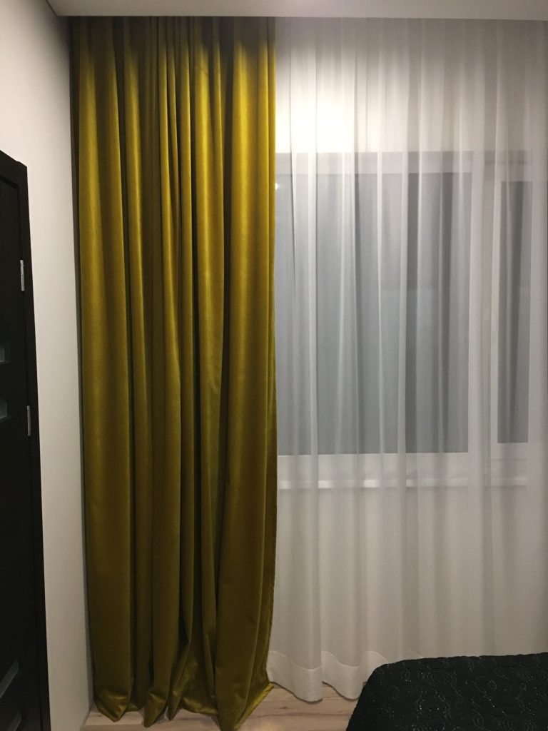 Garstyčių spalvos užuolaidos